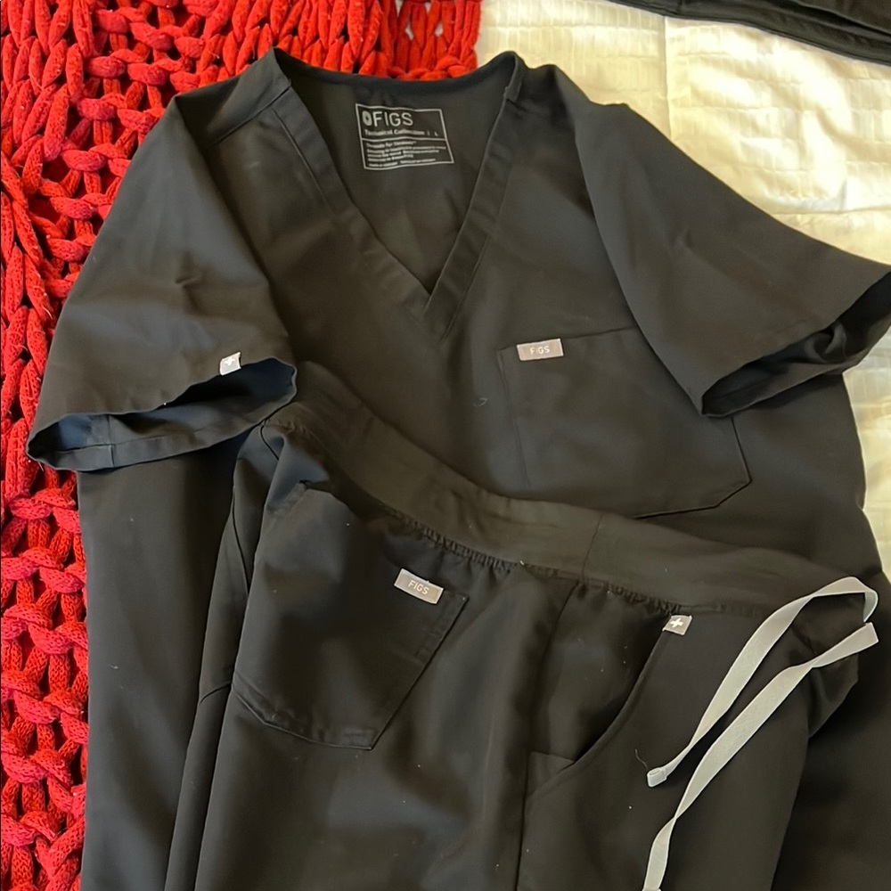 FIGS Black Scrub Set